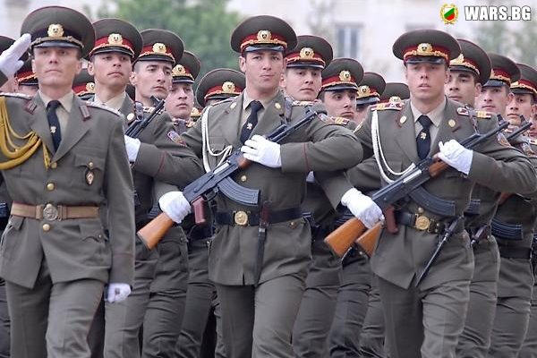 Армията е "на ръба" финансово и кадрово