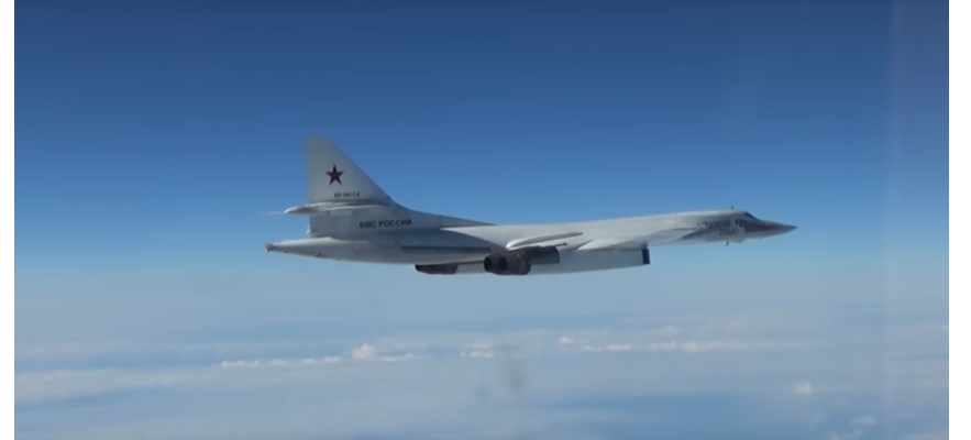 ВИДЕО: Вижте красивия полет на два "Бели лебеда" над северните морета