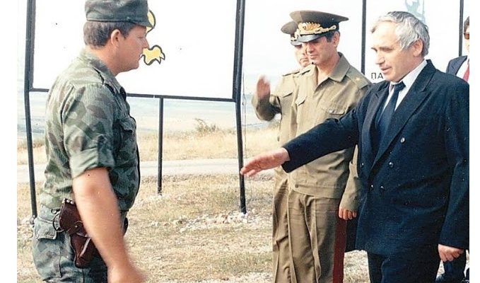 Български офицер отказва да подаде ръка на политик, дошъл да закрие поделението му ...